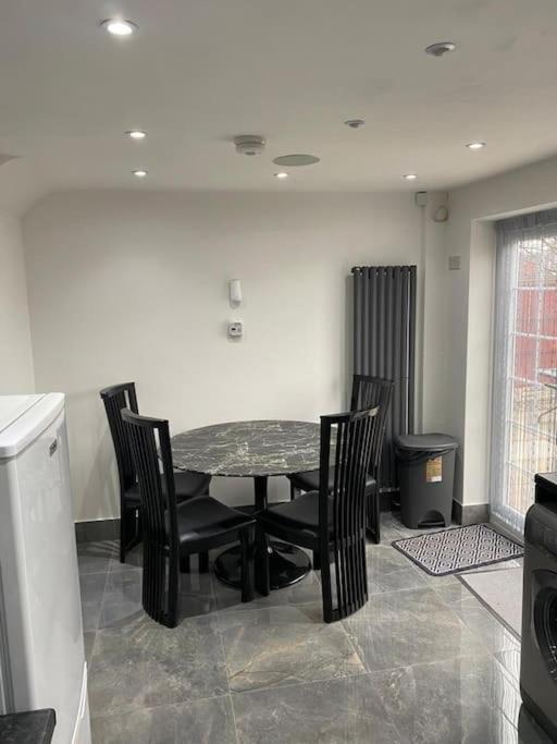 Villa 2 Bed House Sleeps 4-5 Liverpool Exterior foto